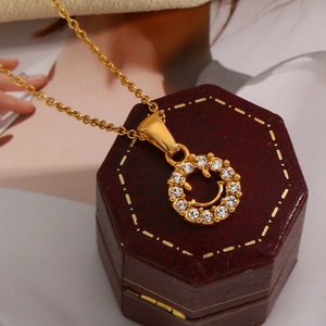 Vue détaillée du collier plaqué or 18K avec pendentif G évidé et pierres de zircon
