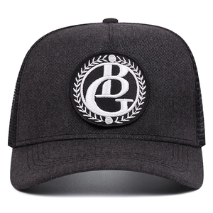 Casquette trucker rétro gris foncé avec broderie BG blanche et maille respirante