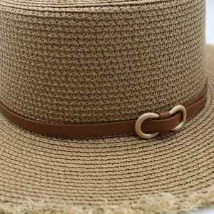Chapeau de soleil en raphia à bord plat avec ceinture en cuir brun et boucle dorée