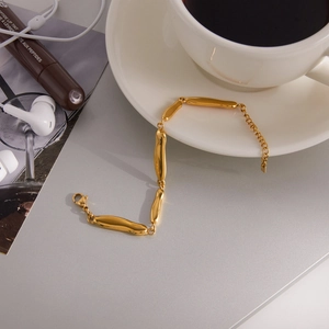 Detailed view of 18K gold plated stainless steel linear irregular chain bracelet with clasp