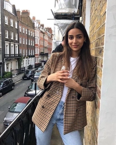 Detail eines braun-beigen Damen-Zweireiher-Blazers mit Karomuster im herbstlichen Streetstyle