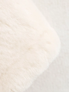 Vue macro de la texture de fausse fourrure blanche et des fibres douces de la veste