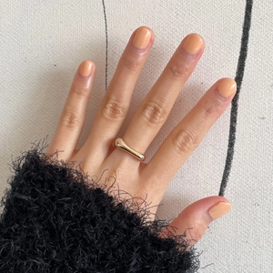 Nahaufnahme eines minimalistischen Rings aus poliertem S925 Sterling Silber in Gold