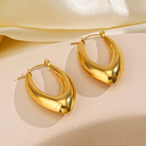Orecchini ovali cavi placcati in oro 18K lucido su elegante fondo in seta