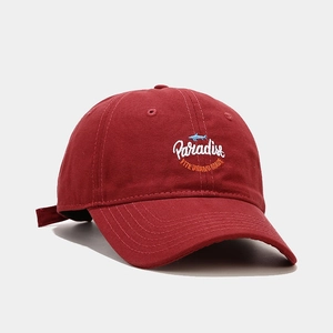 Dettaglio del berretto da baseball bordeaux con ricamo di squalo e logo Paradise