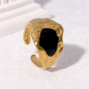 Bague ajustable en acier inoxydable doré avec émail noir et texture martelée