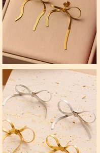 Détail de boucles d'oreilles nœud avec texture de chaîne serpent plate en or et argent