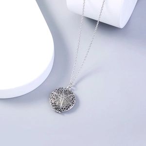 Dettaglio del medaglione rotondo d'argento traforato vintage con struttura aperta