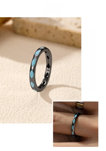 Vista macro dell'anello in argento S925 nero con dettagli in intarsio blu a marchesa