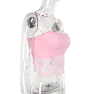Detail eines rosa Spitzen-Camisoles mit feiner Textur und transparentem Saum