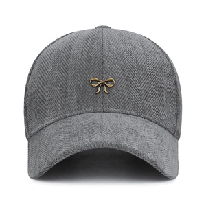 Casquette de baseball grise à chevrons pour femmes avec nœud en métal doré chic