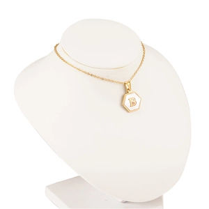 Collar hexagonal de acero en oro 18K con letra B sobre nácar blanco para mujer