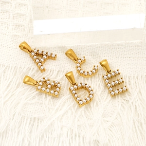 Pendentifs alphabet dorés avec perles sur tissu blanc pour femmes élégantes