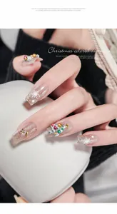 Gros plan de nail art de Noël avec sapins 3D et flocons sur base de vernis nude