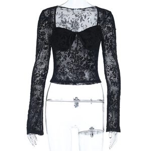 Haut court noir en dentelle à manches longues avec motifs floraux et cordon au décolleté
