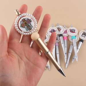 Penna a sfera dorata creativa con cerchio di perle e stampa floreale artistica
