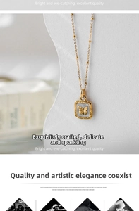 Détail macro du collier pendentif carré doré avec relief papillon 3D et chaîne à billes