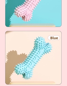 Dettaglio dei giocattoli da masticare a forma di osso blu e rosa con rilievi pulenti