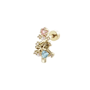 Clou d'oreille sapin de Noël doré avec pierres précieuses colorées et étoile rose sur fond blanc