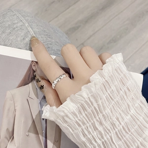 Detailed view of S925 sterling silver heart-shaped band ring worn on finger