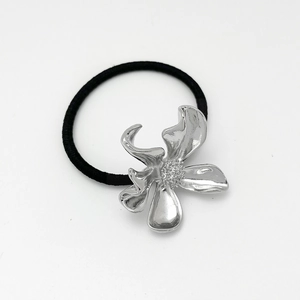Detail shot of a silver alloy flower accessory on a black high-elastic hair tie ring