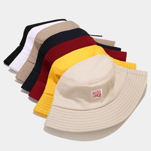 Empilement de bobs en toile de coton pour femmes disponibles en sept couleurs variées