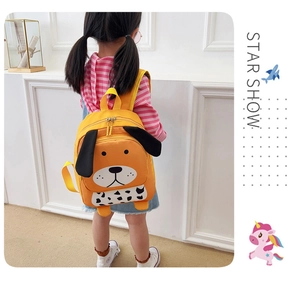 Linda mochila de perro amarillo llevada por una niña en una habitación luminosa