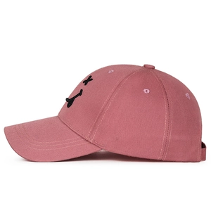 Casquette de baseball en coton rose avec broderie smiley noir sur fond blanc