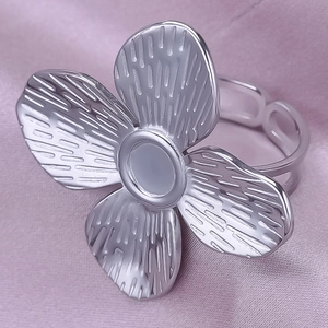 Macro des pétales de bague fleur argentée avec détails texturés sur soie rose