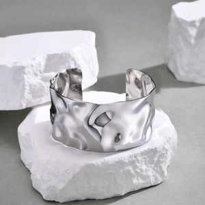 Dettaglio del bracciale rigido a C in acciaio inossidabile con texture a martello