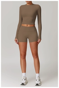 Détail d'un ensemble de yoga marron café avec haut court à manches longues et short