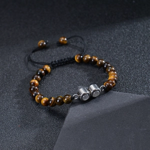 Vue macro du bracelet en perles d'oeil de tigre 6mm avec cordon tressé noir réglable