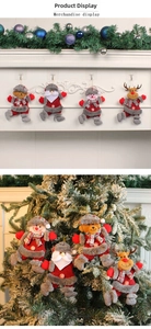 Detailweergave van pluche kerstboomornamenten set met kerstman, sneeuwpop, beer en rendier