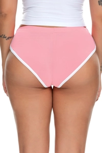 Detailansicht der pinken Sportshorts mit weißem Rand zeigt die schlanke Passform hinten