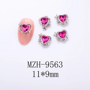 Détail des breloques pour ongles en forme de cœur avec pierres roses et cadres argent