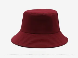 Détail de l'arrière du chapeau bob bordeaux avec coutures de bordure renforcées