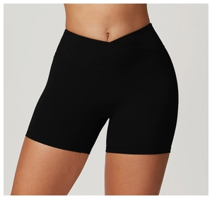 Gros plan sur la taille en V croisée d'un short de yoga noir recyclé à taille haute