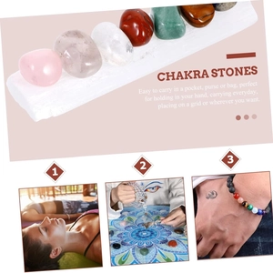 Set di sette pietre chakra colorate su bacchetta di selenite per decoro curativo