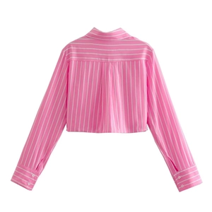 Vue arrière d'une chemise courte à rayures verticales roses et blanches à manches longues