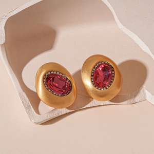 Detailansicht der Vintage Gold-Ohrstecker mit rosa Kristall und glitzernden Strasssteinen