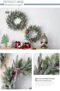 Détail de la couronne de Noël nordique avec aiguilles de pin, baies rouges et givre blanc