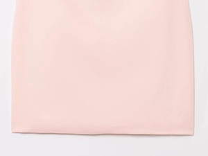 Nahaufnahme von rosa Tüll-Minikleid mit sauberer Saumnaht und glatter Stoffstruktur