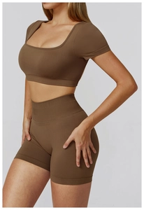 Detailaufnahme der nahtlosen Rippstrick-Yogakleidung in Braun mit hoher Taille