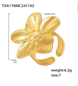 Close-up of gold flower ring showing 31mm size details and stainless steel texture