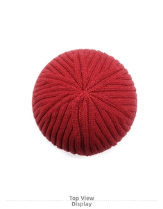 Vista dall'alto di un berretto in maglia rosso scuro con motivo a spirale spesso