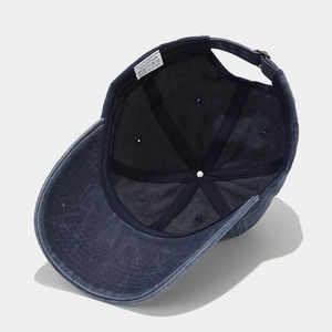 Détail de l'intérieur de la casquette en coton montrant les coutures et l'étiquette