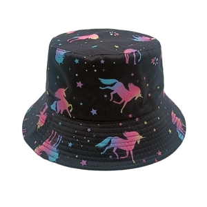 Cappello da pescatore nero con motivo unicorno e stelle sfumate su sfondo bianco