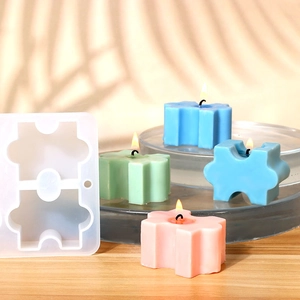 Dettaglio dello stampo in silicone a forma di puzzle con candele colorate finite