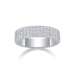 Detailansicht eines breiten S925 Silberrings mit mehrreihigem Pavé-Besatz aus Moissanit