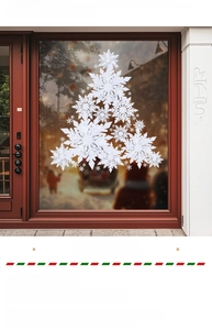Dettaglio di adesivi natalizi a forma di albero di fiocchi bianchi su una vetrata